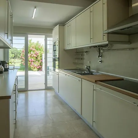 Gemeo Dois - Wonderful Contemporary 3 Bedroom For 8 People - Quiet Location - Private Sw
