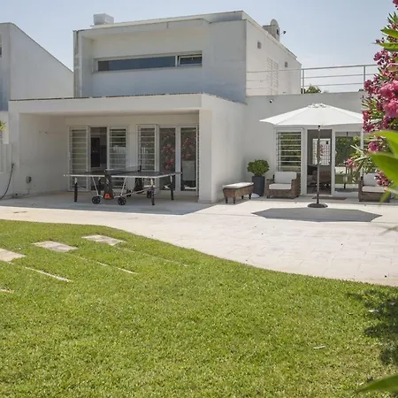 Villa Gemeo Dois - Wonderful Contemporary 3 Bedroom For 8 People - Quiet Location - Private Sw